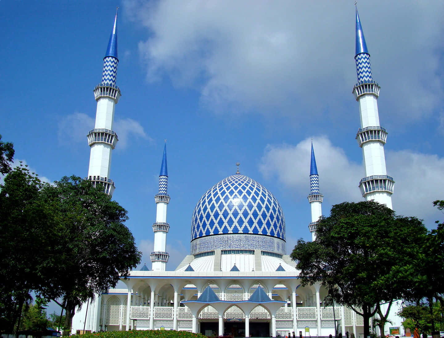 Magnificent View Of Shah Mosque Background
