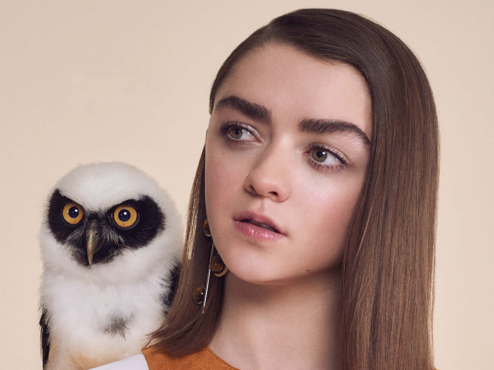 Maisie Williams Captivates In A Floral Dress Background