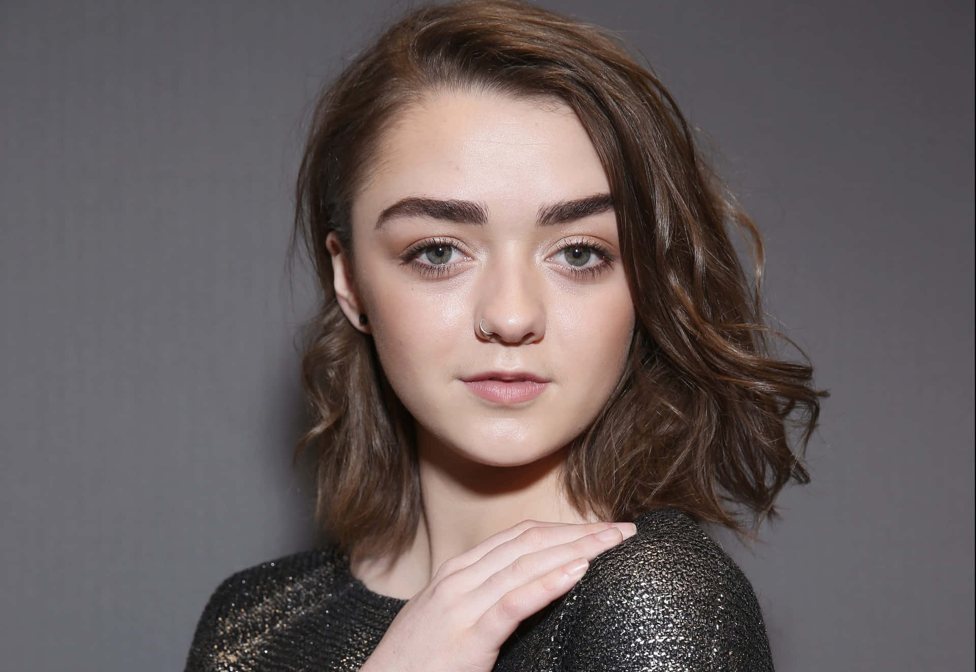 Maisie Williams Stunning In Red Background