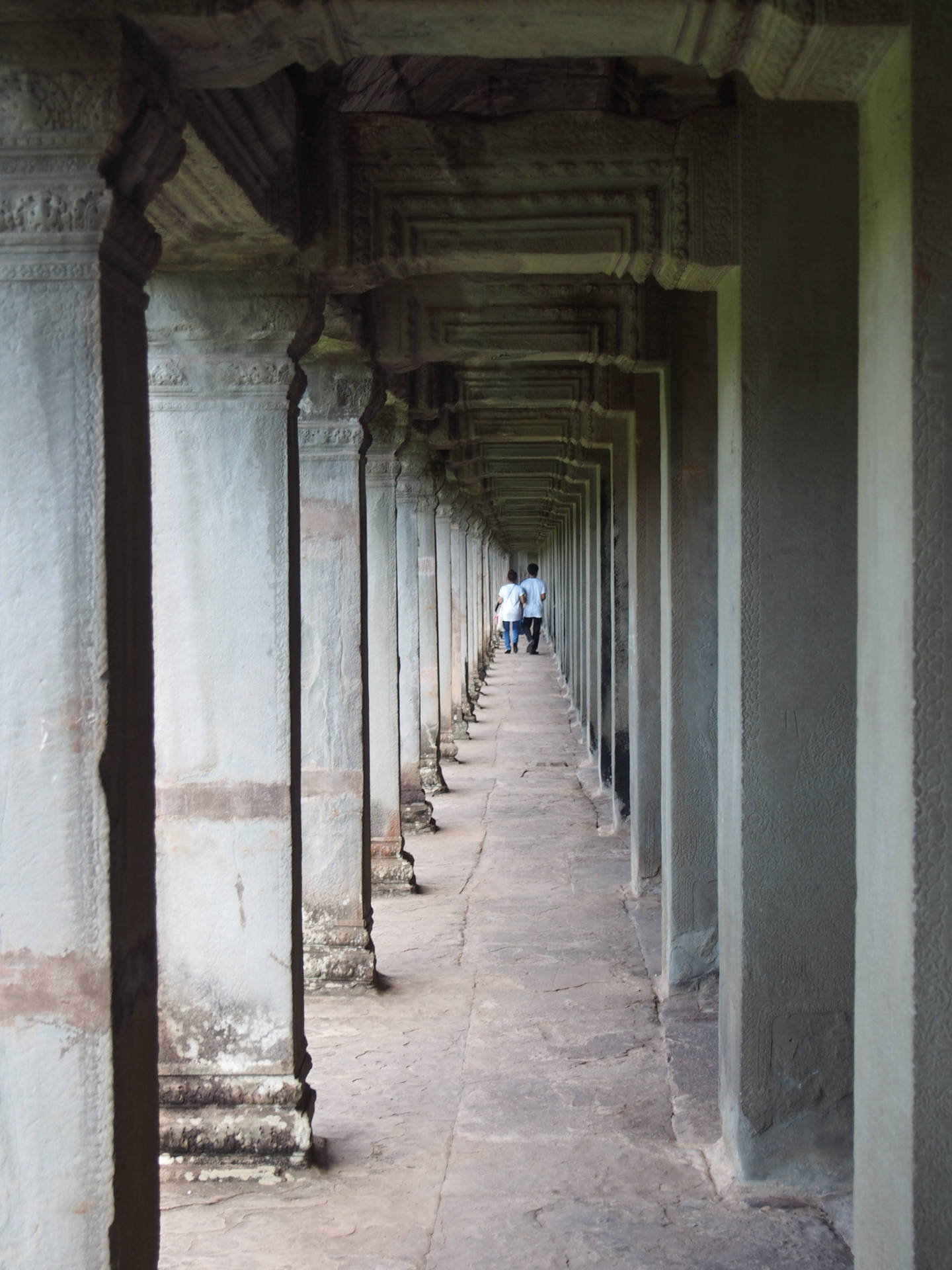 Majestic Angkor Wat Corridor, A Glimpse Of Ancient Cambodia Background