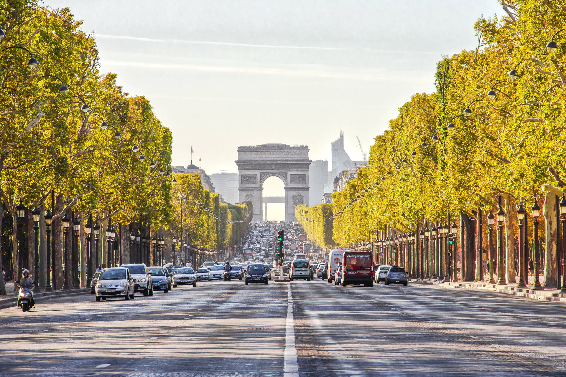 Majestic Arc De Triomphe In The Heart Of Paris Background