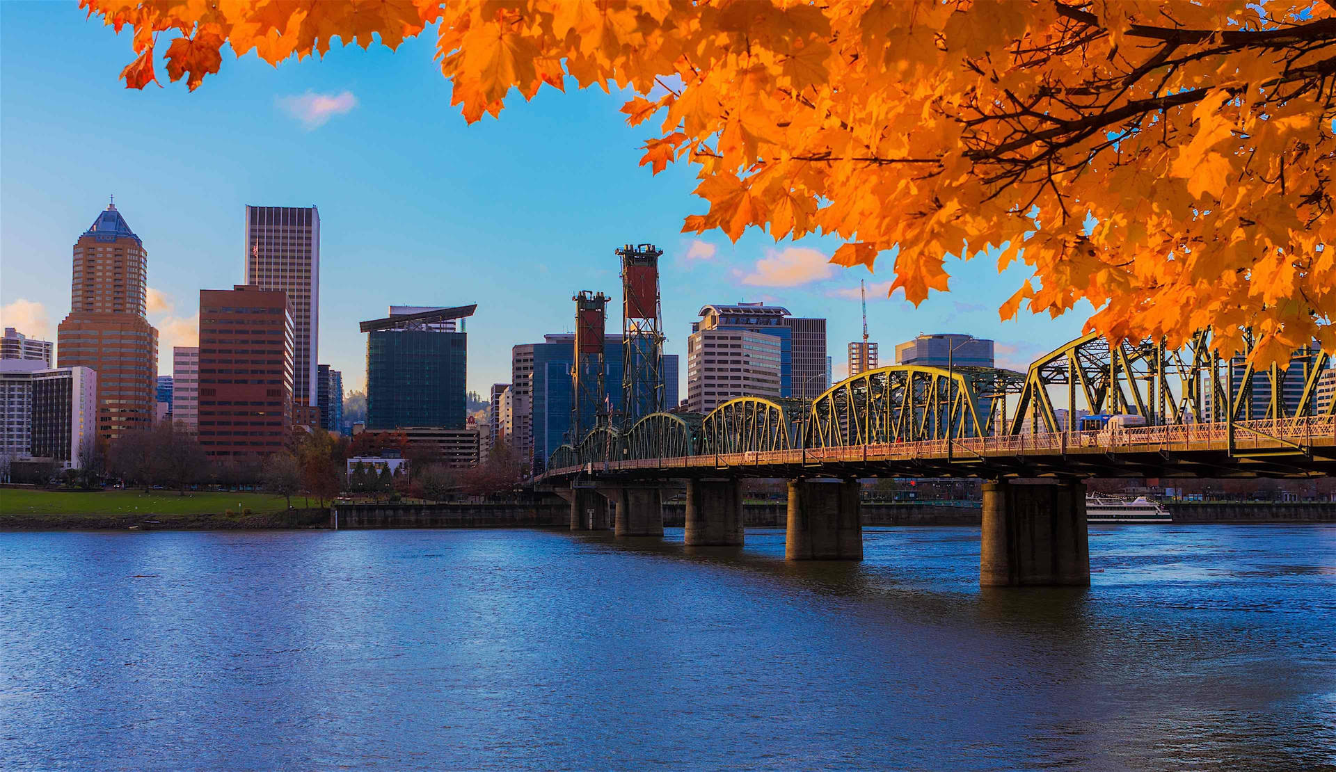 Majestic Autumn In Portland Background