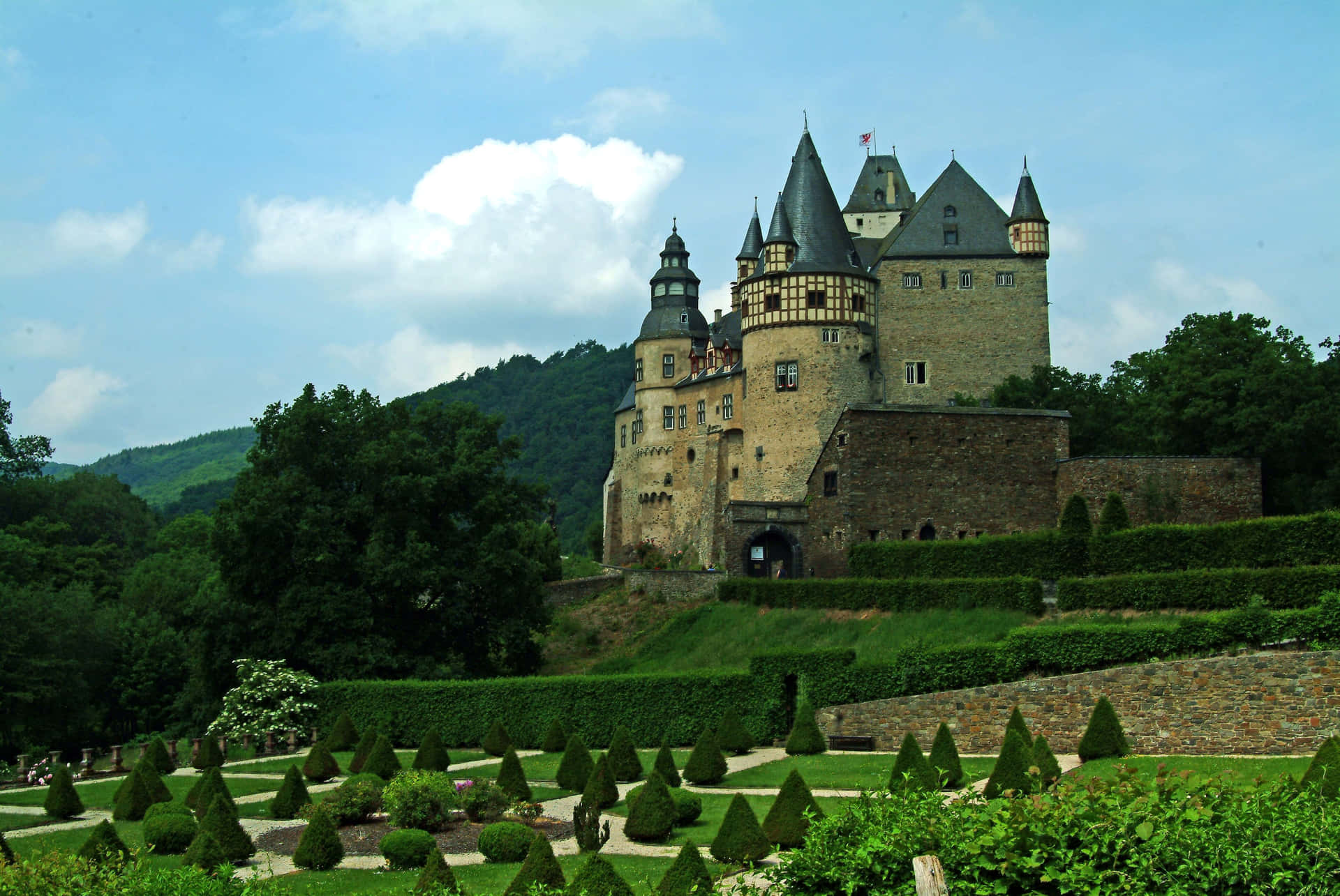 Majestic Castle Green Landscape Background