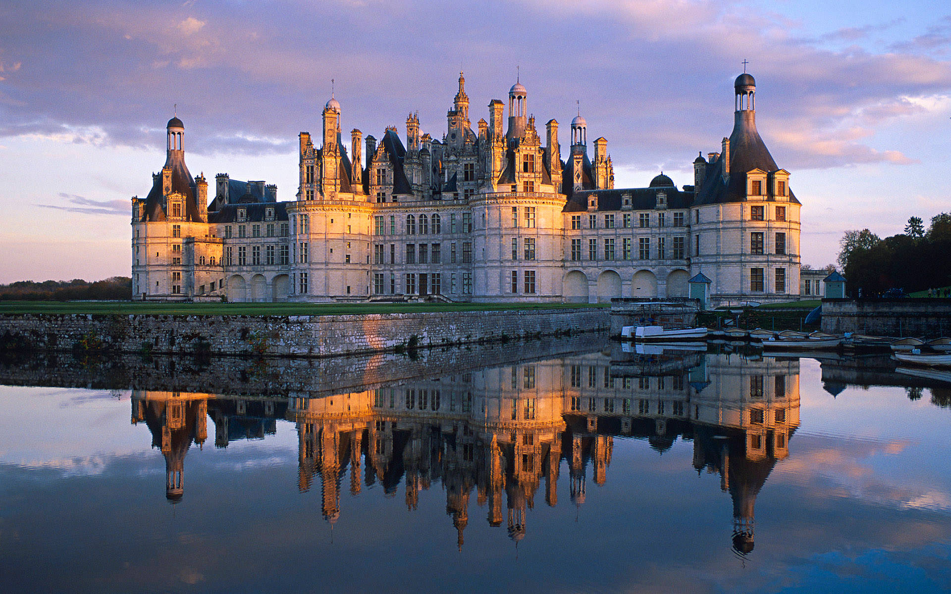 Majestic Castle In The Highlands Background