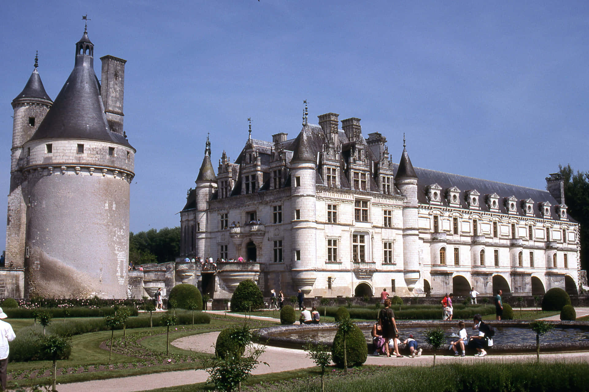 Majestic Château De Chenonceau Brimming With Tourists Background
