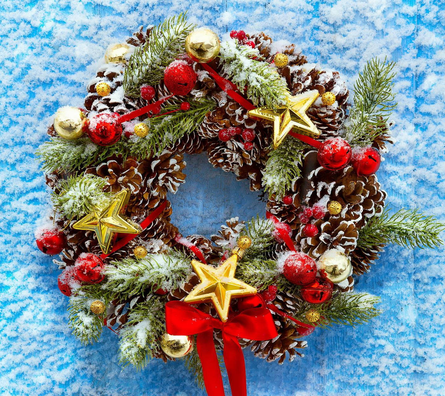 Majestic Christmas Wreath Embellished With Golden Stars Background