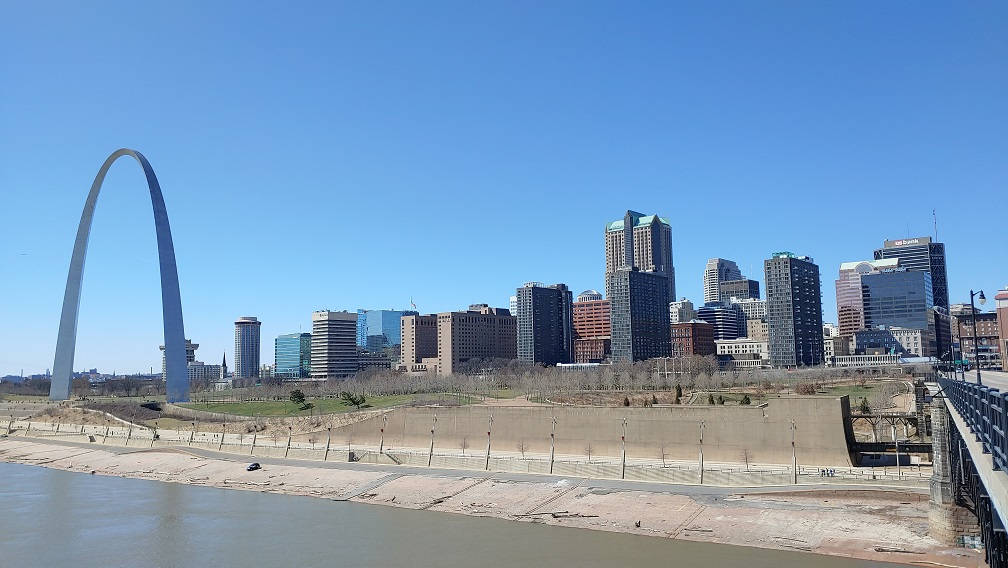 Majestic Daytime View Of The St. Louis Arch Background