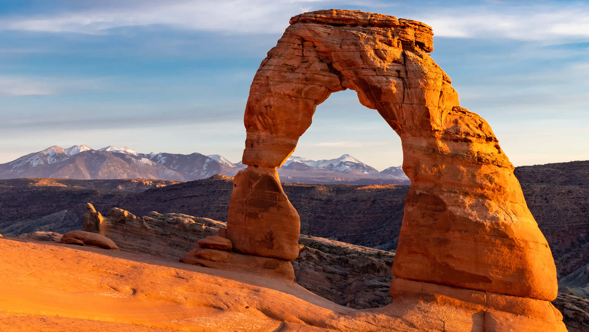 Majestic Delicate Arch At Sunset Background