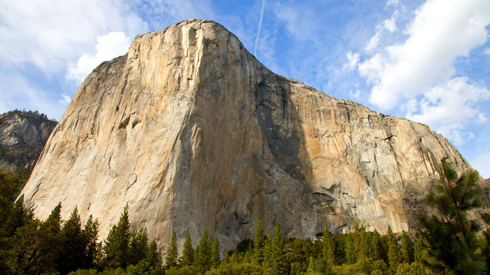 Majestic El Capitan Overlooking Half Dome, Yosemite National Park Background