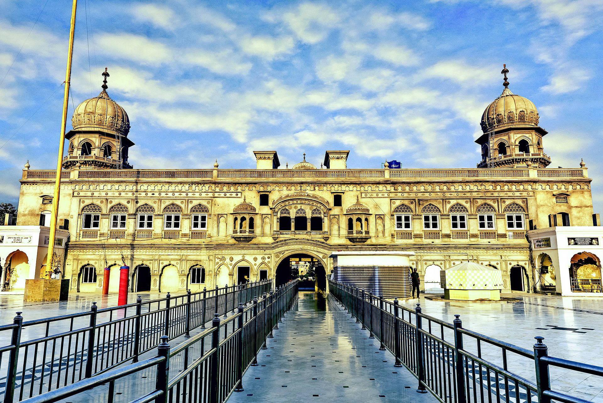 Majestic Entrance Of Janam Asthan, Lahore Background