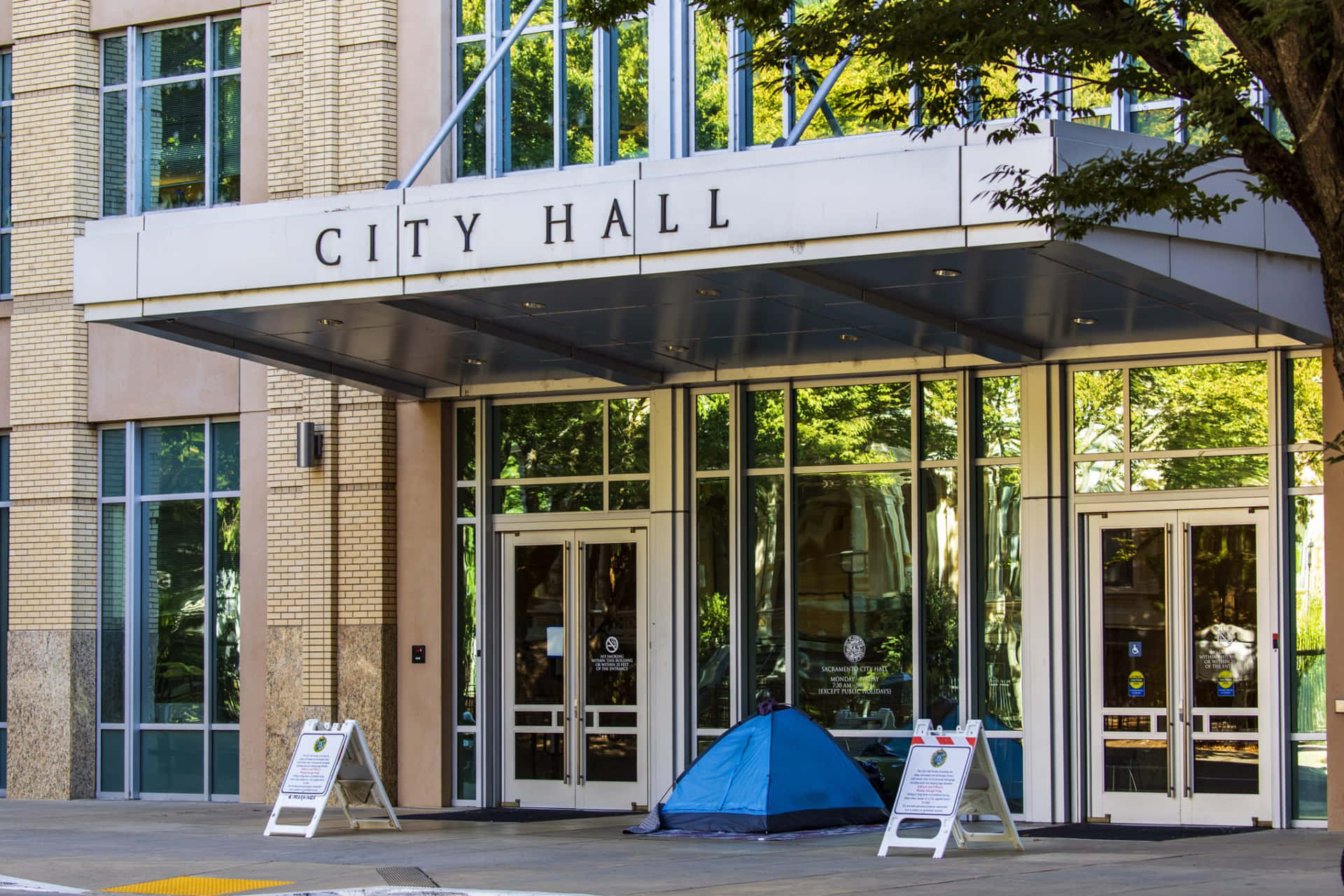 Majestic Entrance Of Sacramento City Hall Annex Background