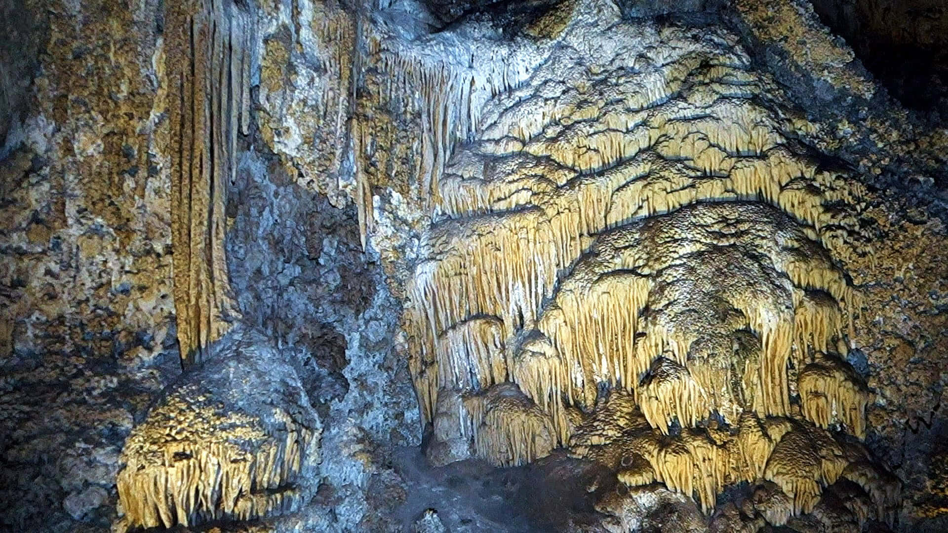 Majestic Formation In Carlsbad Caverns National Park Background