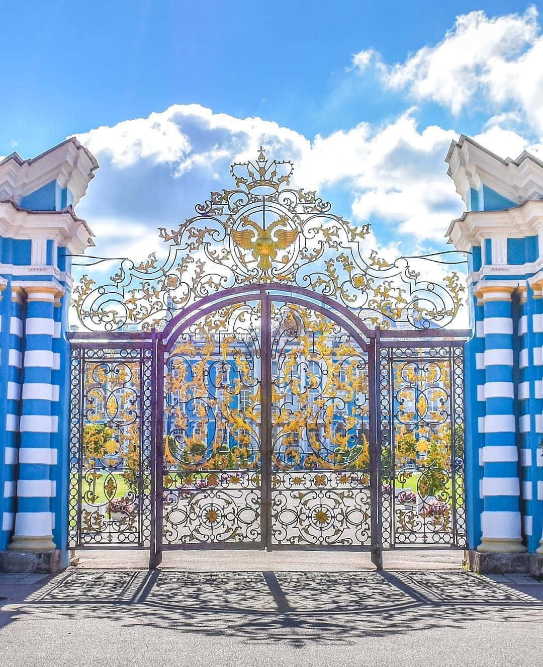 Majestic Gates Of Catherine Palace Background