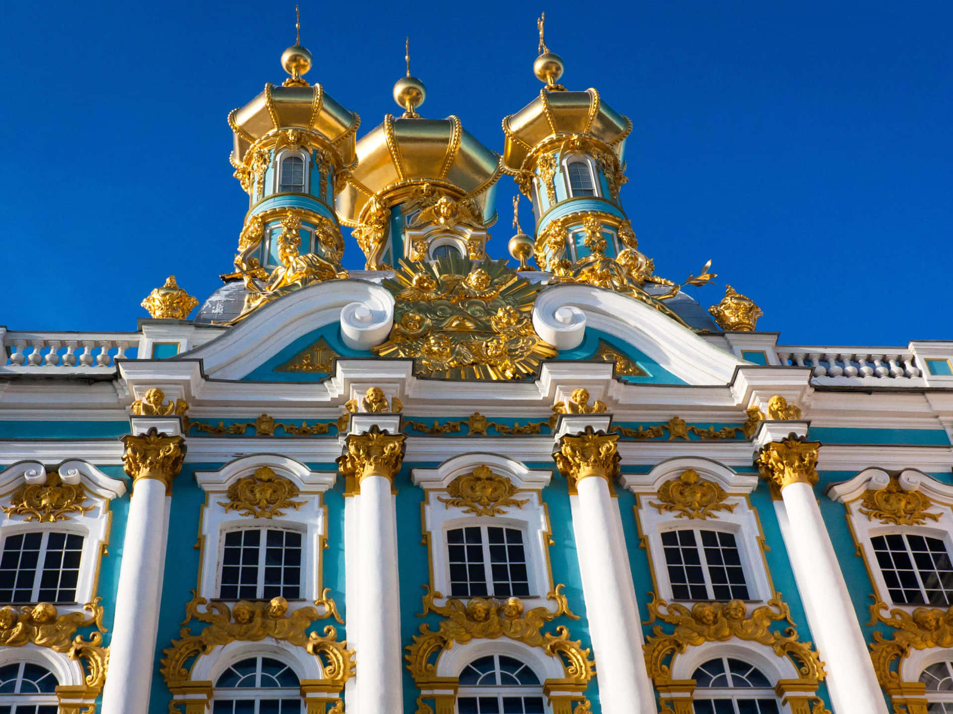 Majestic Gold Towers Of Catherine Palace Background