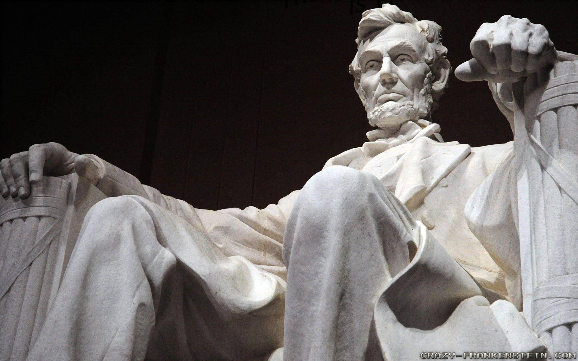 Majestic Highlight Of The Lincoln Memorial At Night Background