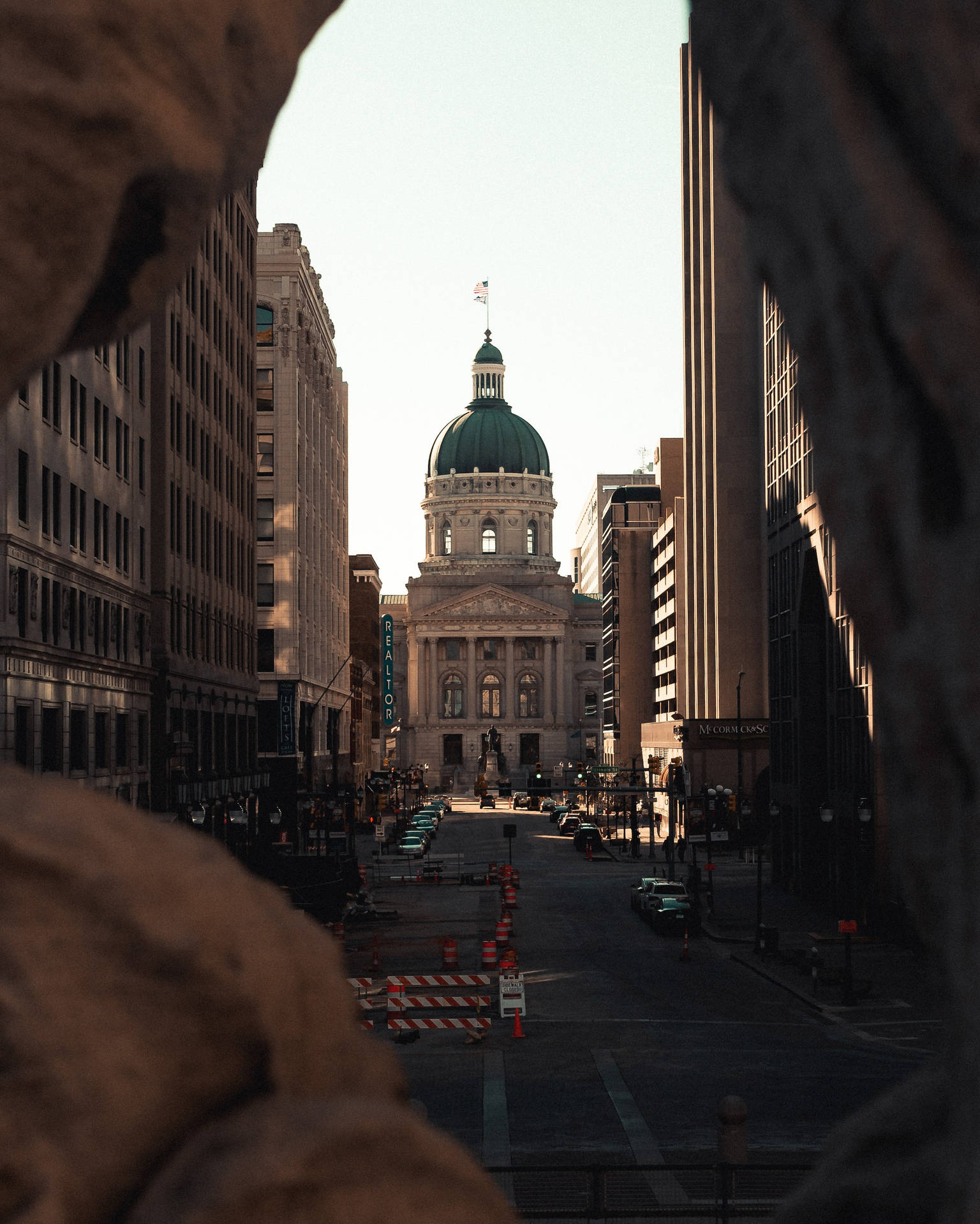 Majestic Indiana Statehouse In Indianapolis Background