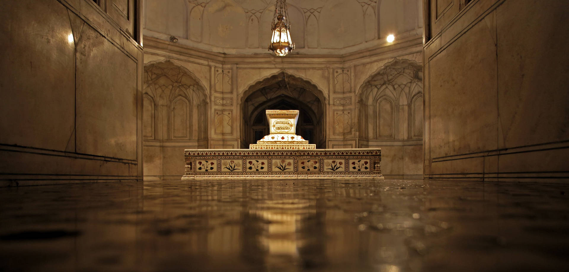 Majestic Interior Of Jahangir's Tomb, Lahore Background