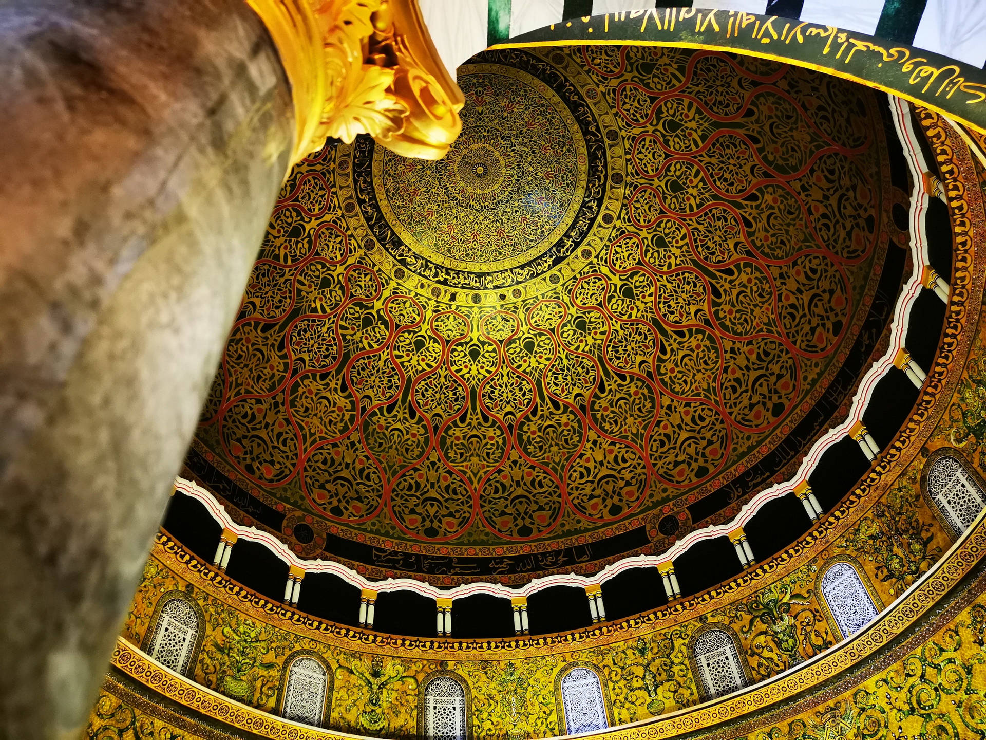 Majestic Interior View Of Dome Of The Rock Background