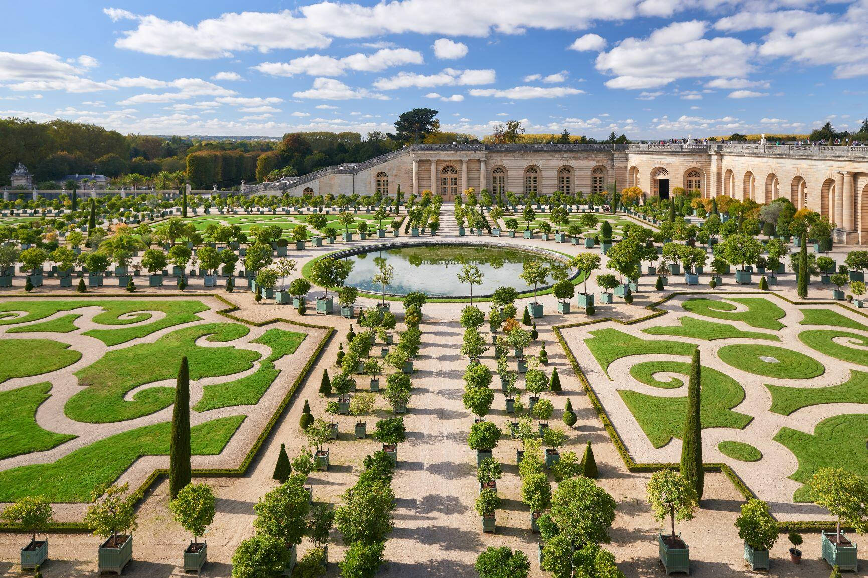 Majestic Lantona's Parterre Walkway At The Palace Of Versailles Background