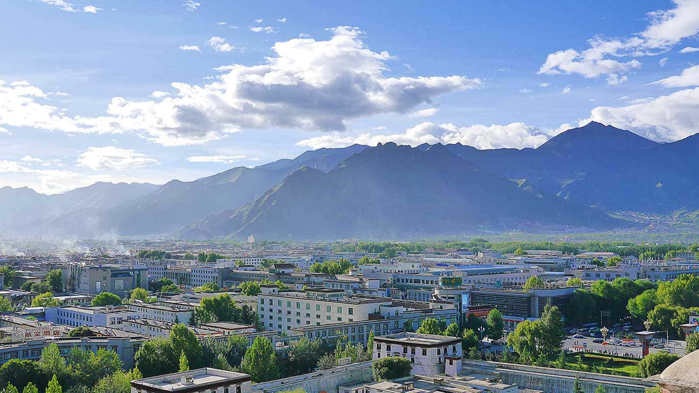 Majestic Mountain In Lhasa Background