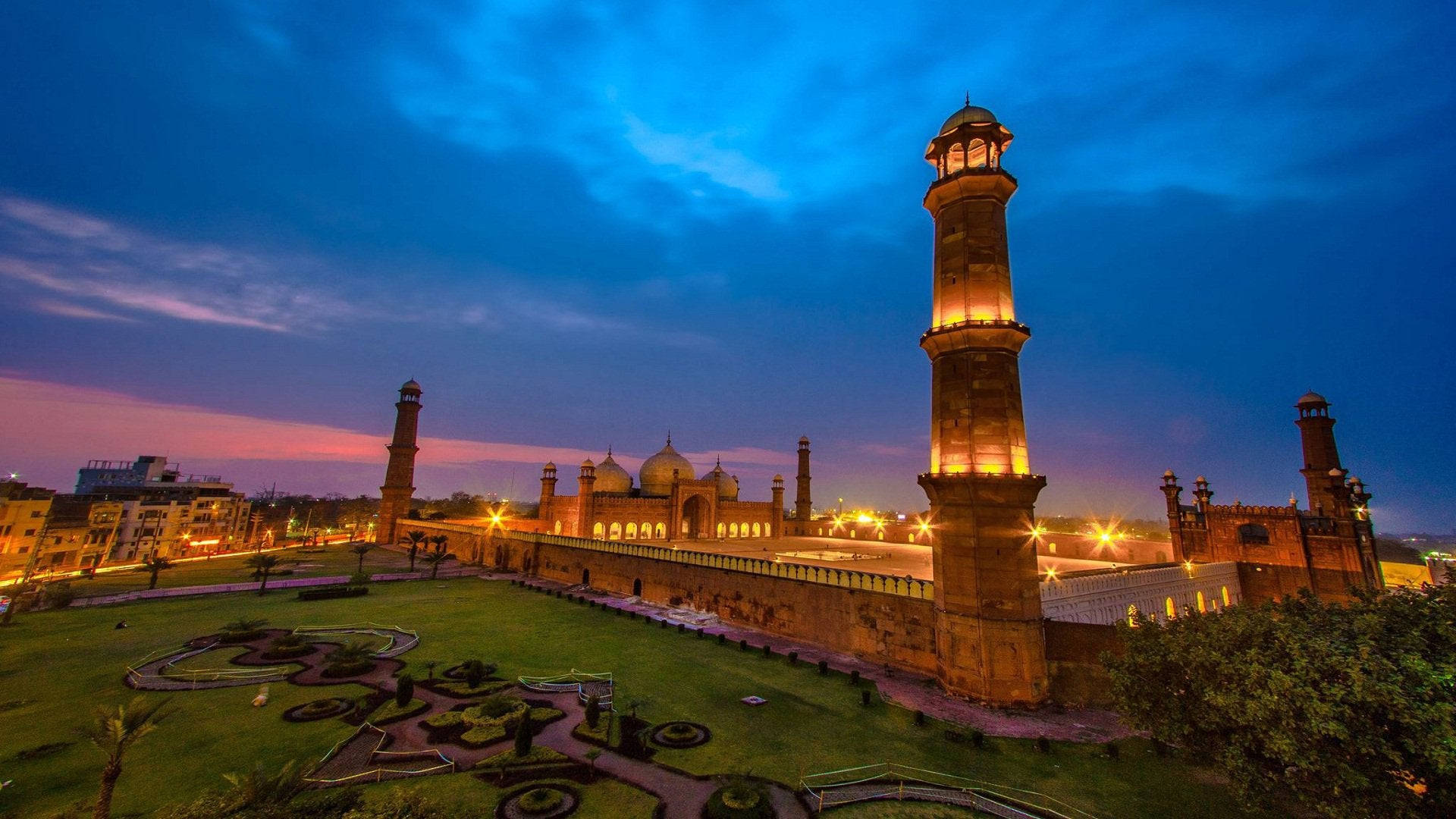 Majestic Night At Lahore Mosque Background
