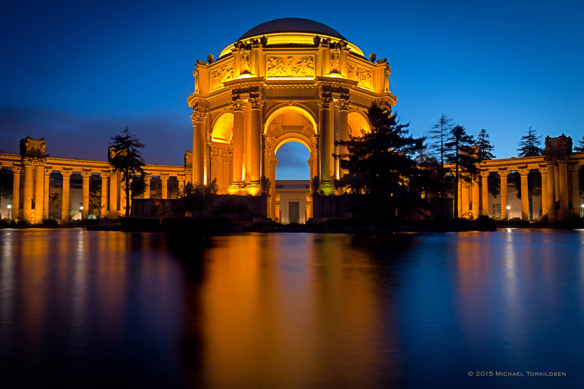 Majestic Palace Of Fine Arts In Vibrant Sunset-colored Background Background