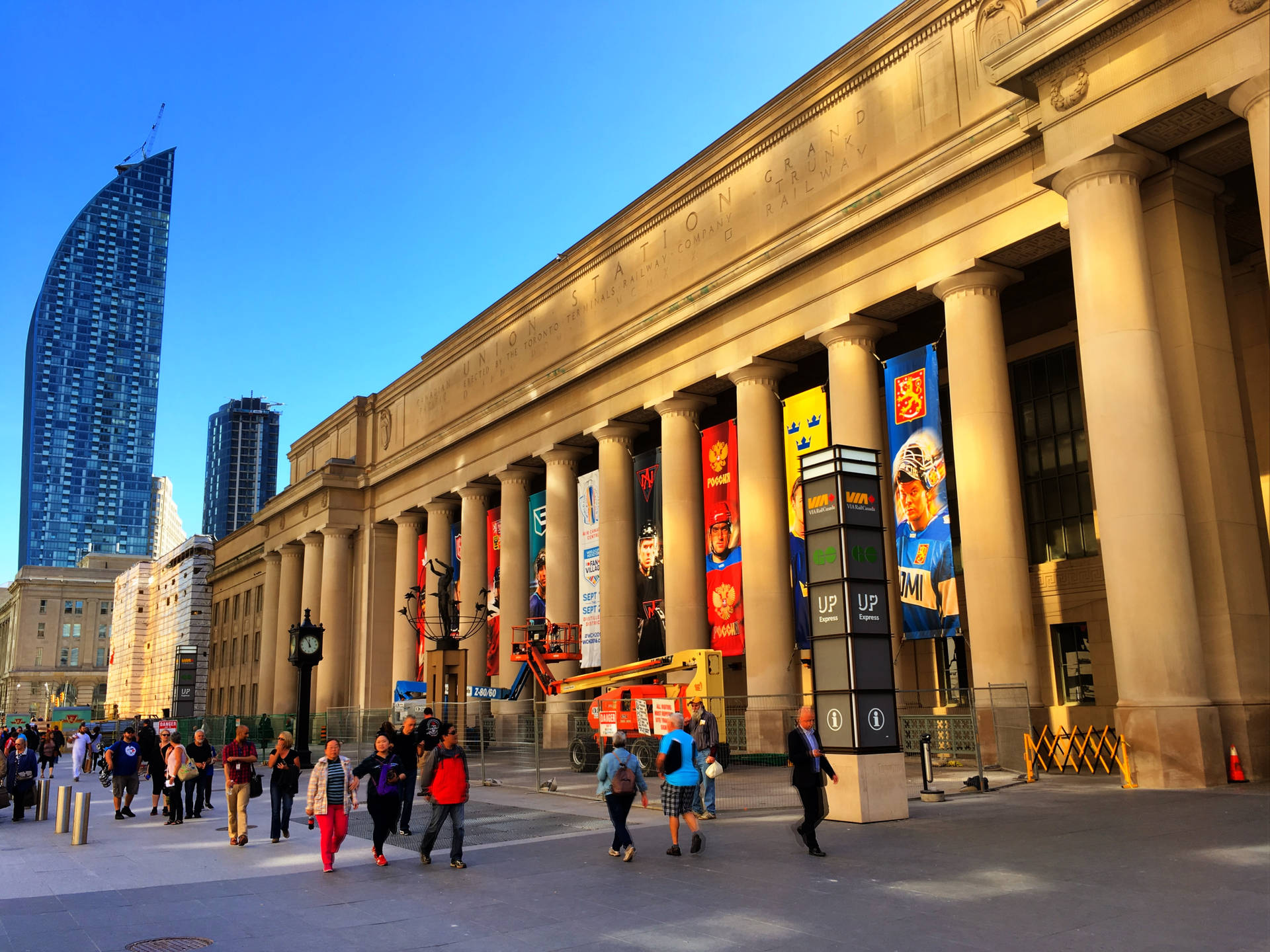 Majestic Pillars Of Union Station Background