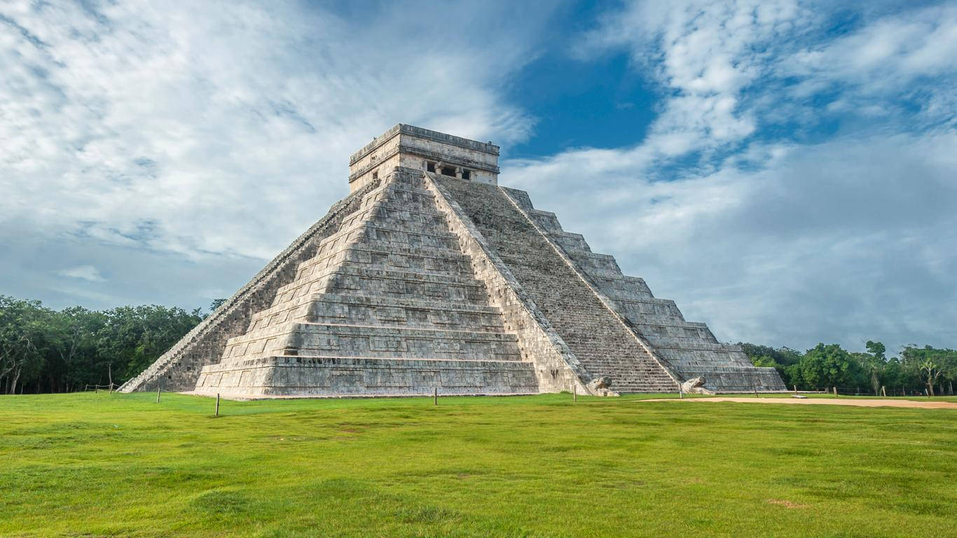 Majestic Pyramid Of Yucatan Background