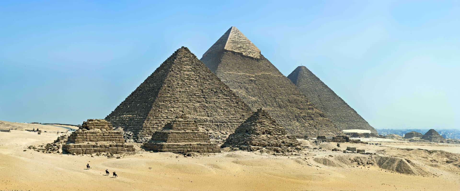 Majestic Pyramids Of Giza Basking Under The Egyptian Sun Background