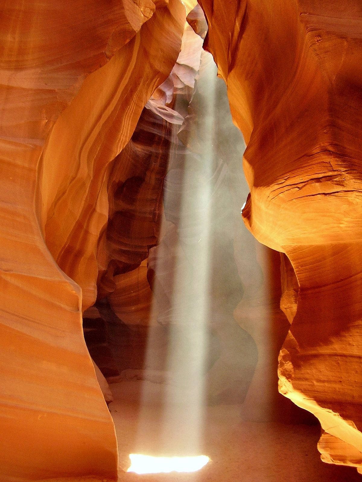 Majestic Ray Of Light In Antelope Canyon Background