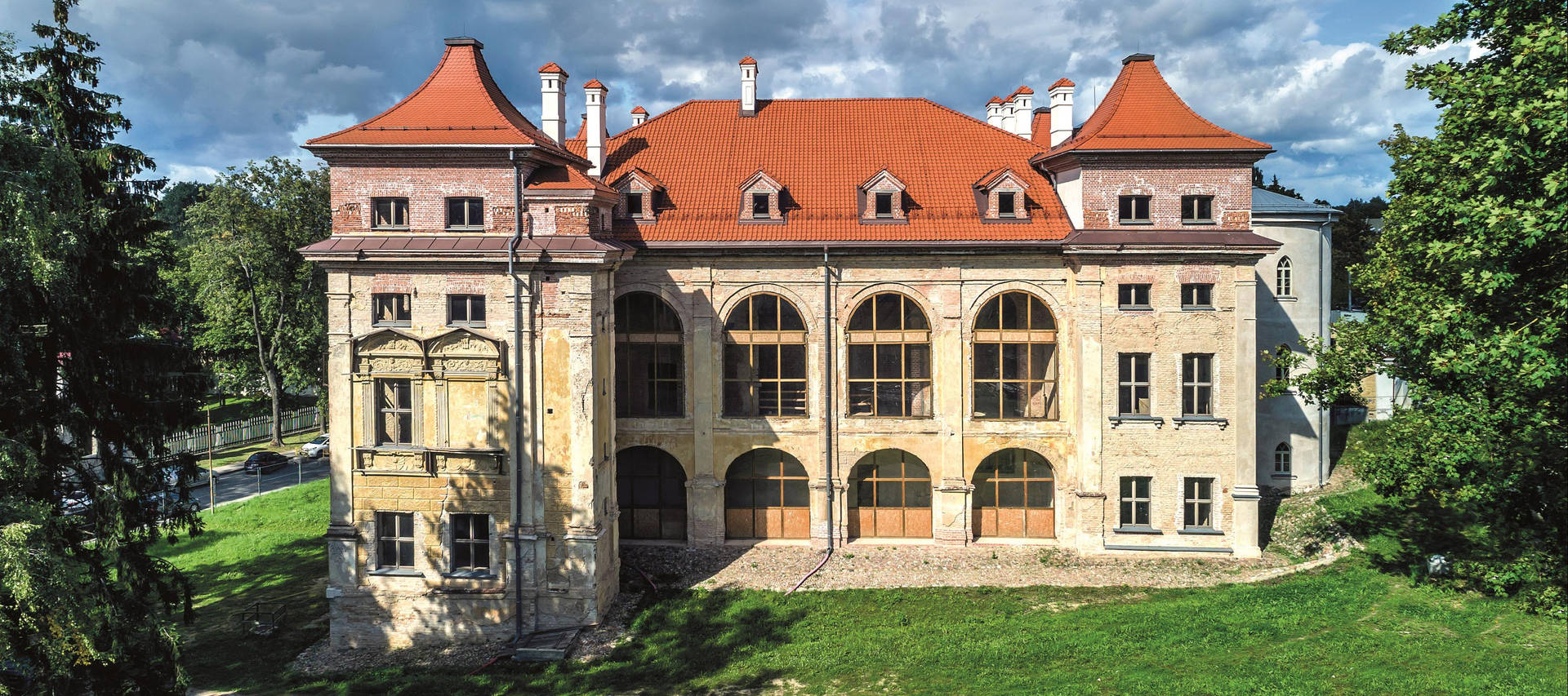 Majestic Sapieha Palace In Vilnius Background