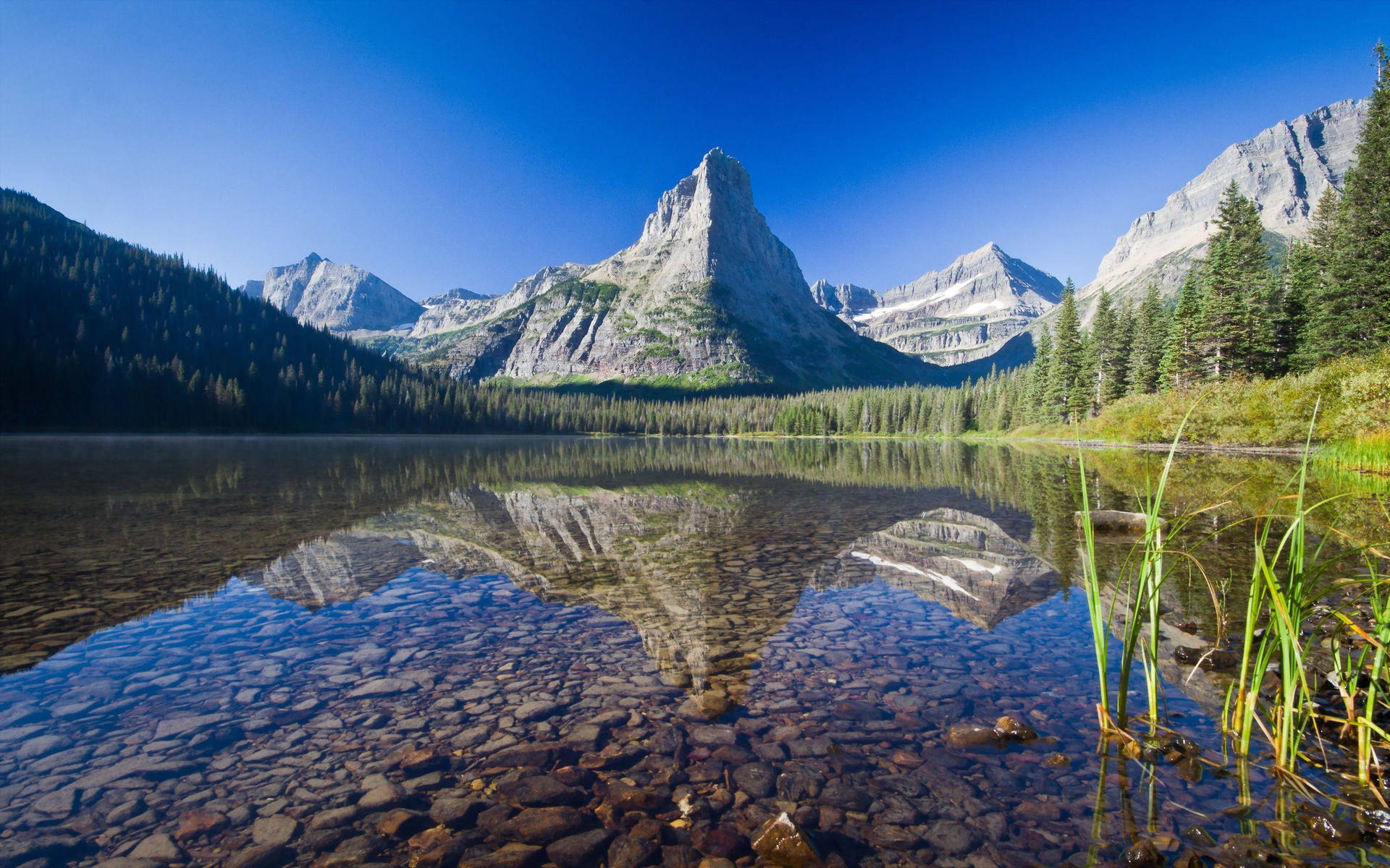 Majestic Scenery Of Glacier National Park Background