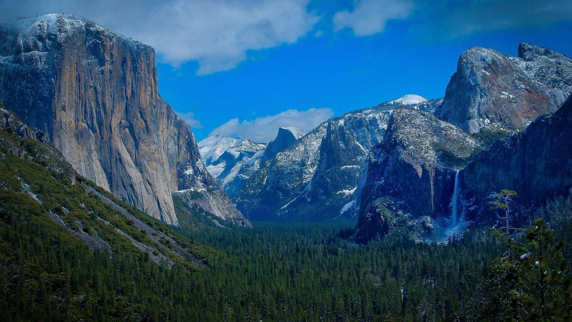 Majestic Snow-covered Landscape In Yosemite National Park Background