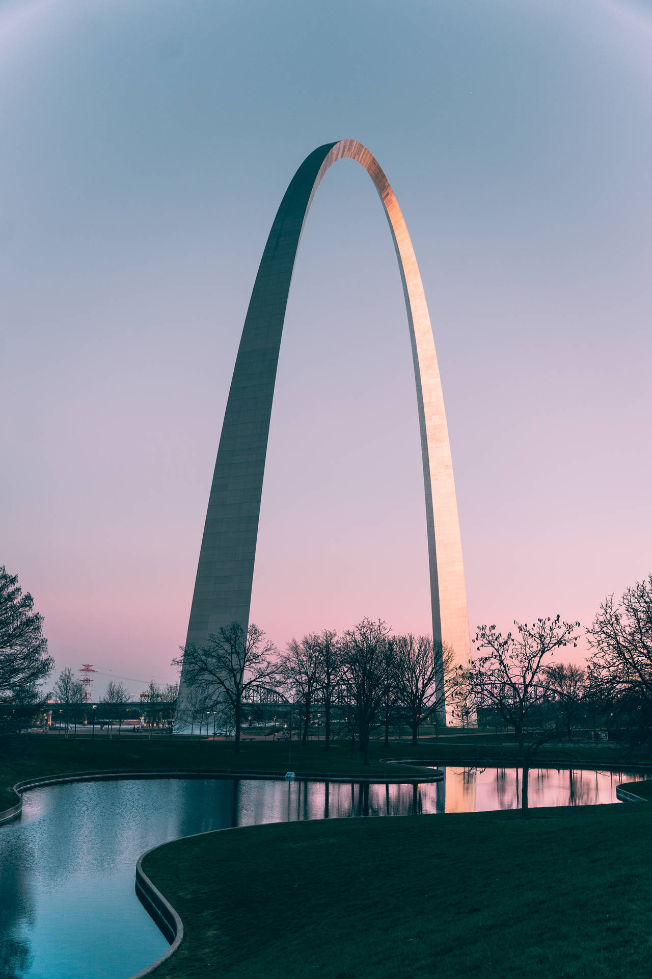 Majestic St. Louis Arch Against A Vibrant Purple Sky