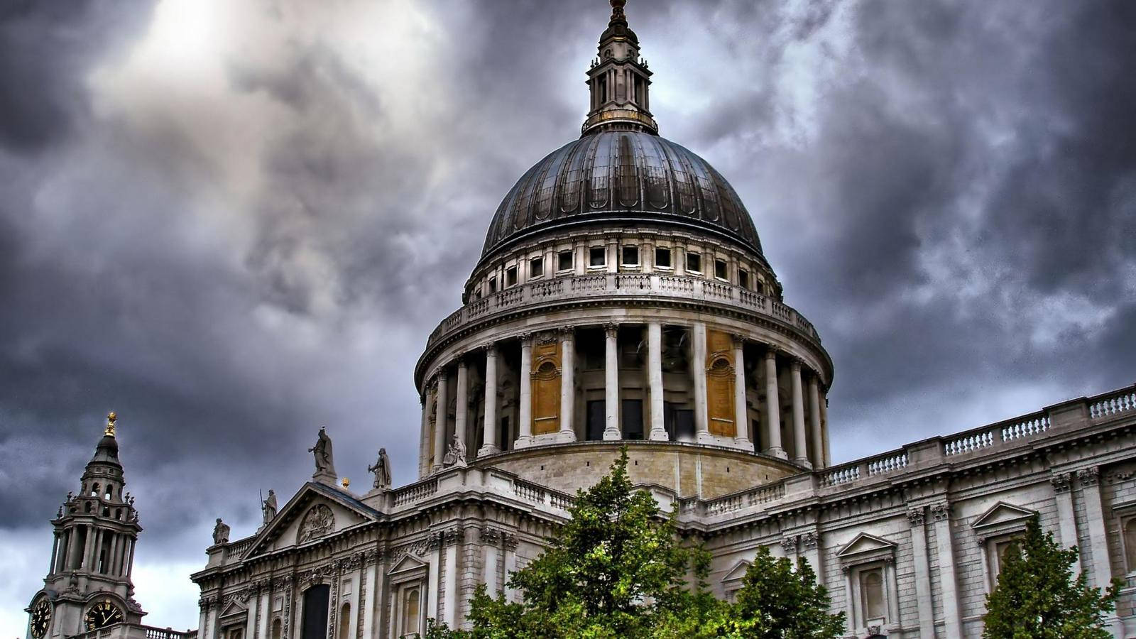 Majestic St. Paul Dome Under The Cloudy Skies Background