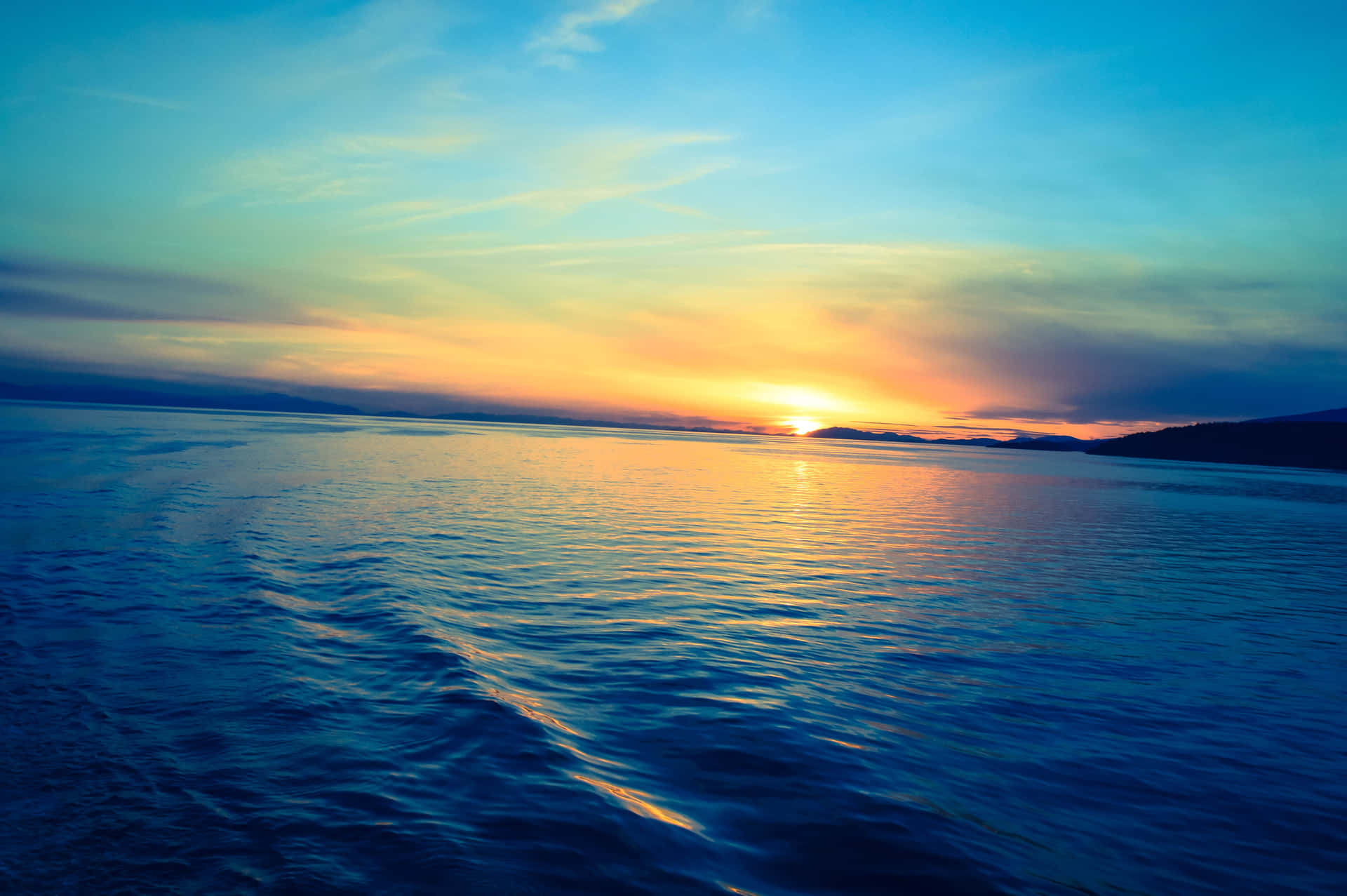Majestic Sunset On The Waves Background