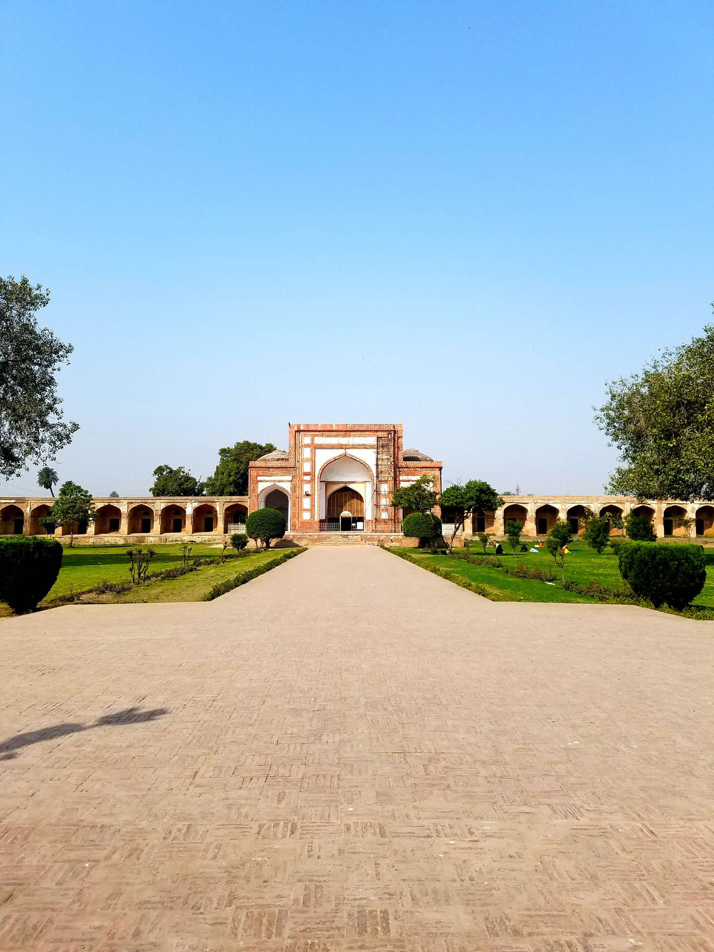 Majestic Tomb Of Jahangir In The Heart Of Lahore Background