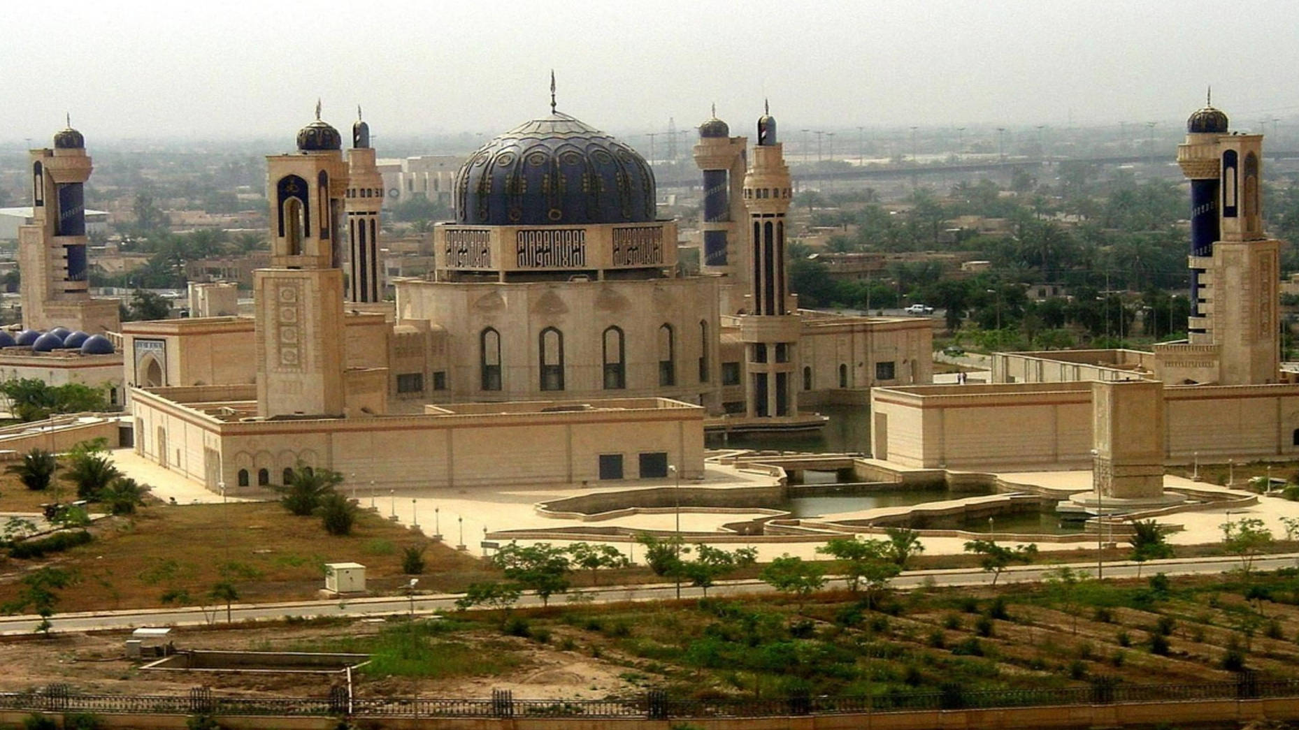 Majestic Umm Al-qura Mosque In Baghdad, Iraq Background