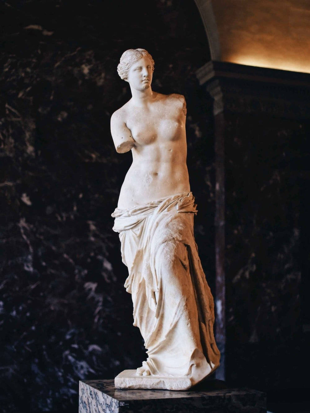 Majestic Venus De Milo, The Epitome Of Greek Classical Art Background