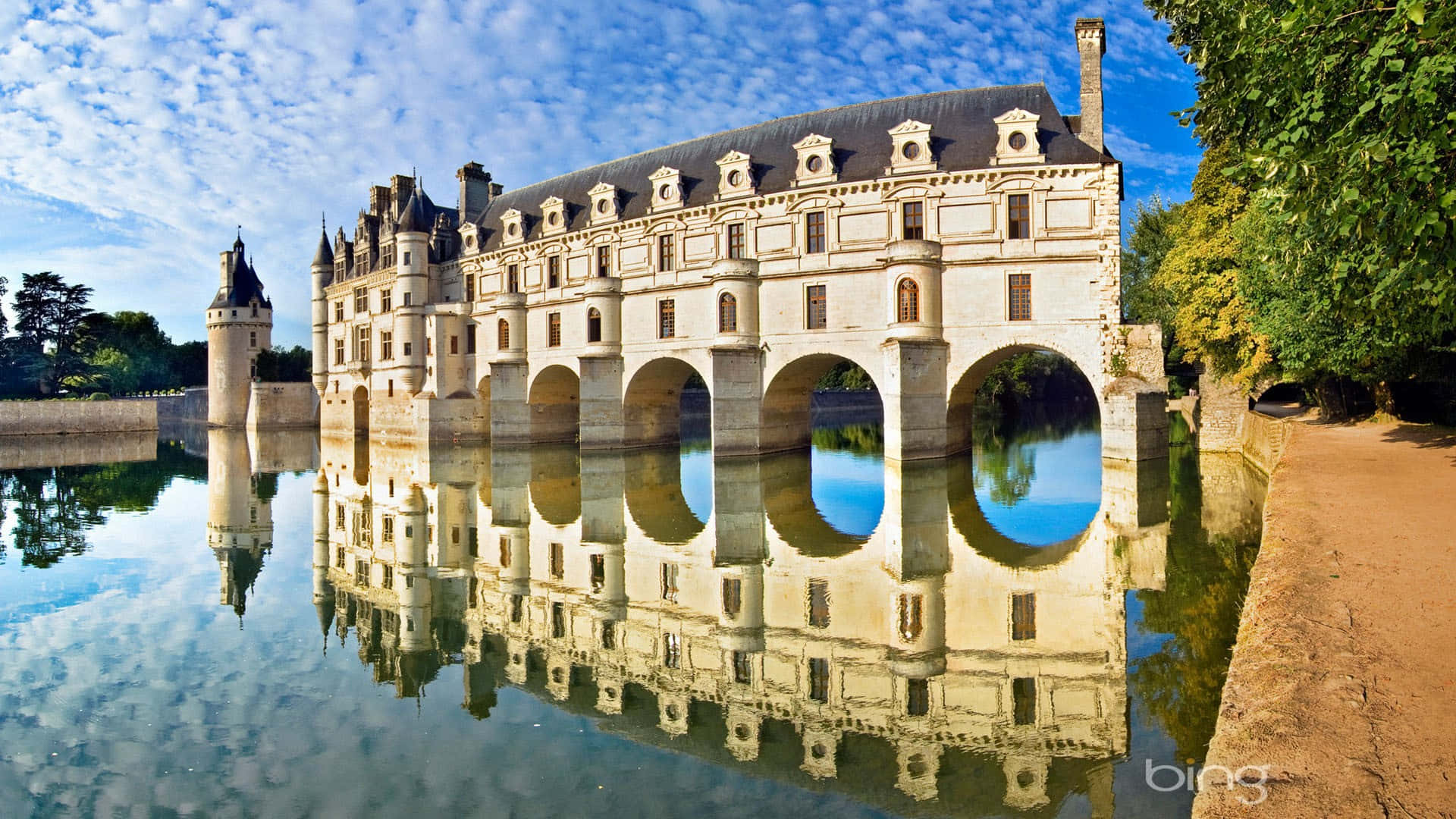 Majestic View Of Château De Chenonceau In Autumn Background