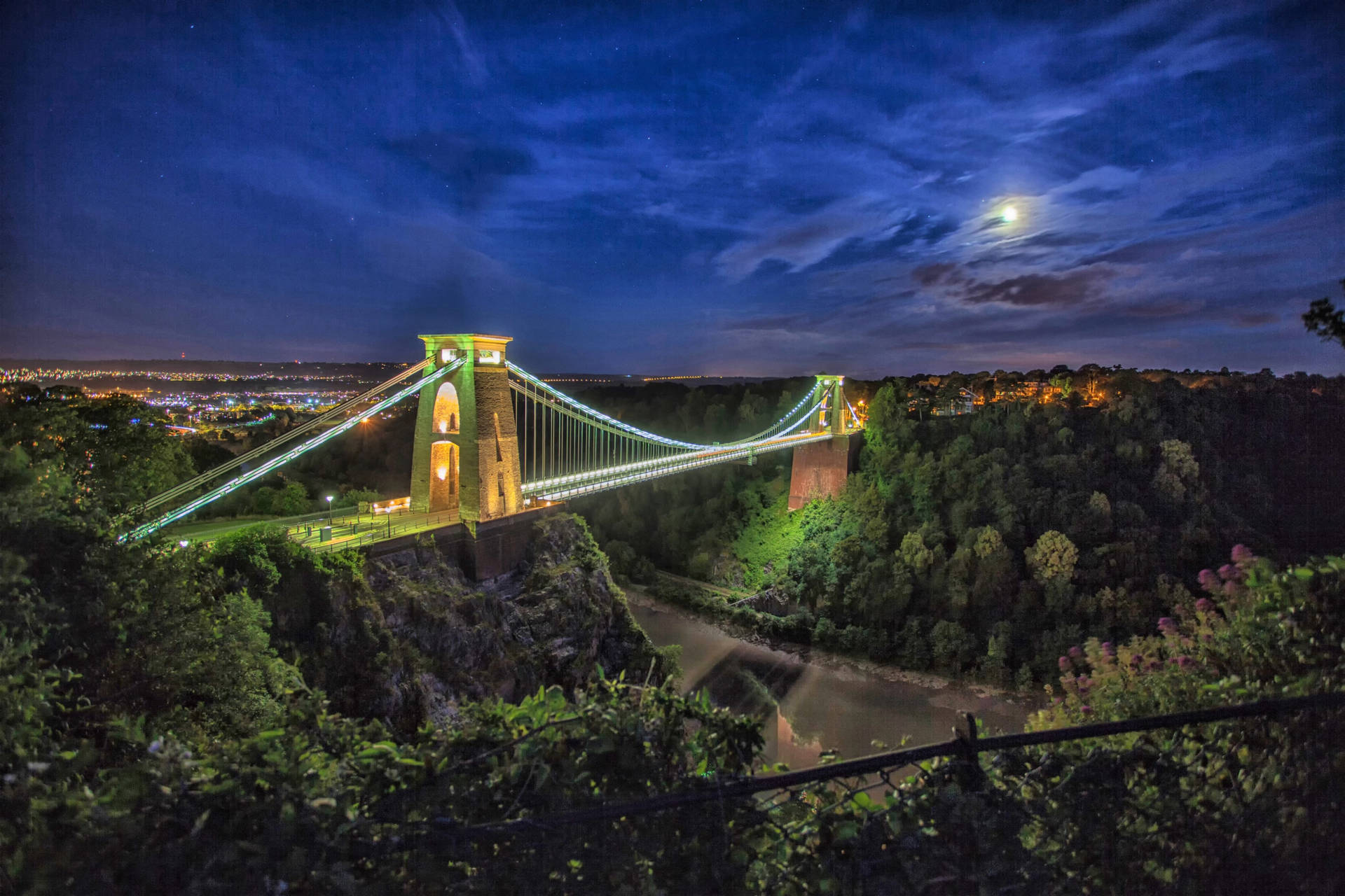 Majestic View Of Clifton Suspension Bridge, England Background
