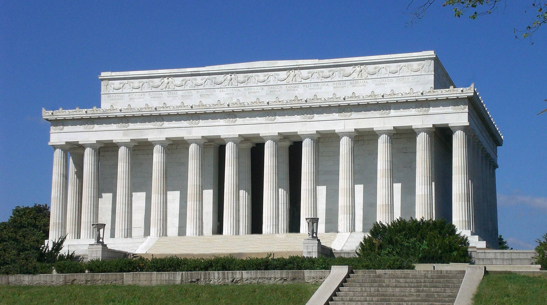 Majestic View Of Lincoln Monument In A Neoclassical Temple