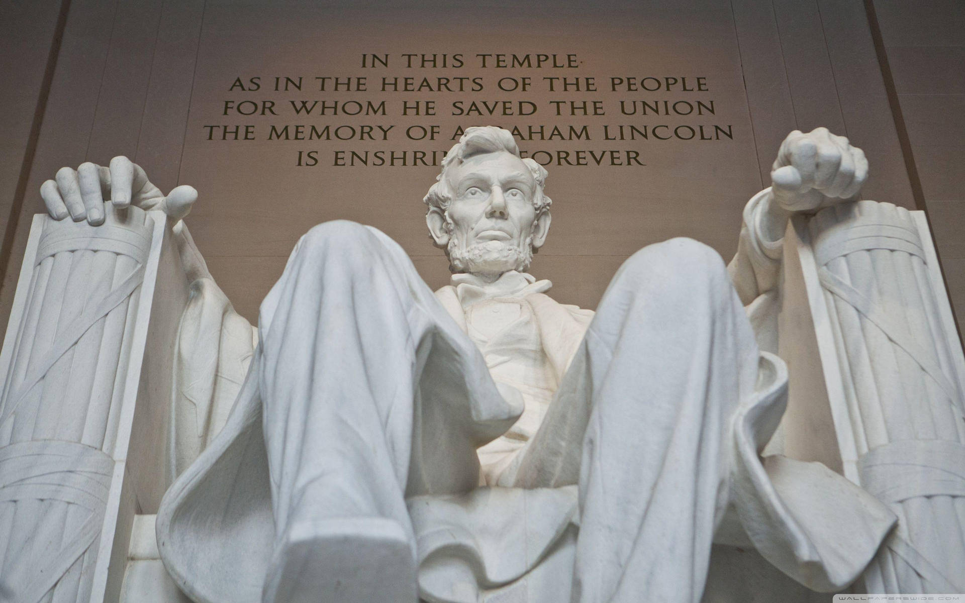 Majestic View Of Lincoln Monument Background