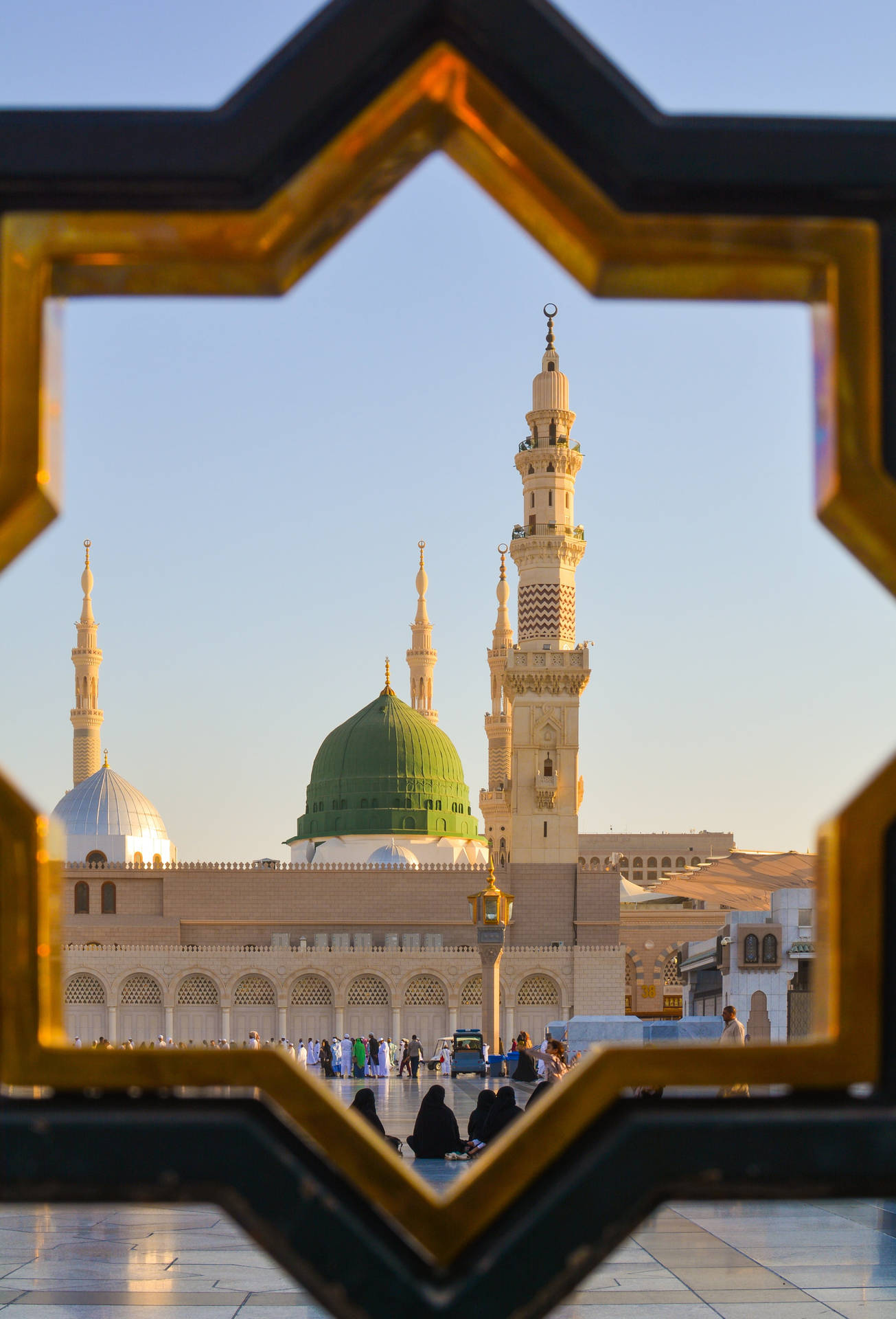 Majestic View Of Madina On A Sunny Day In Full Hd Background