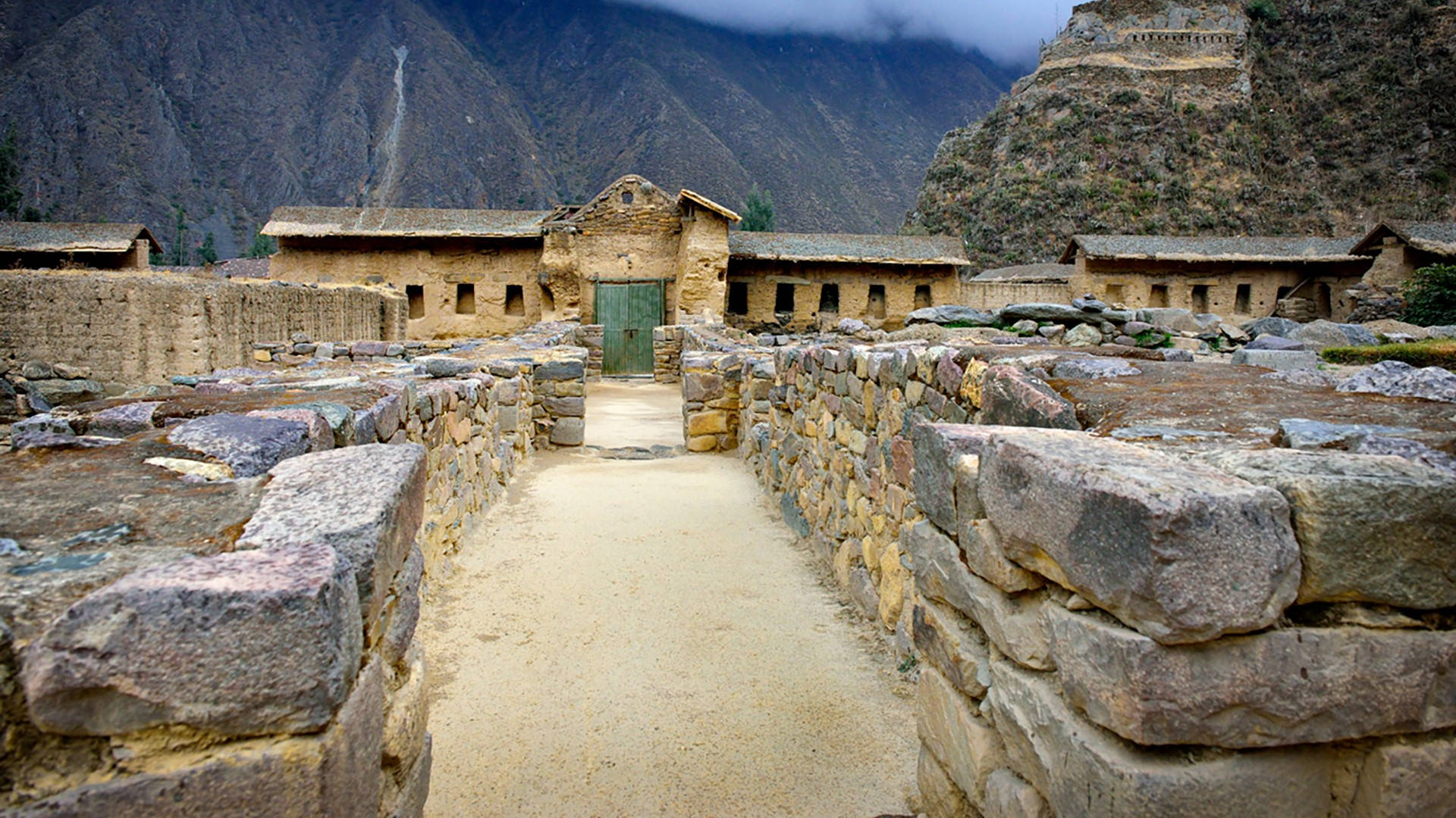 Majestic View Of Ollantaytambo In Cusco, Peru Background