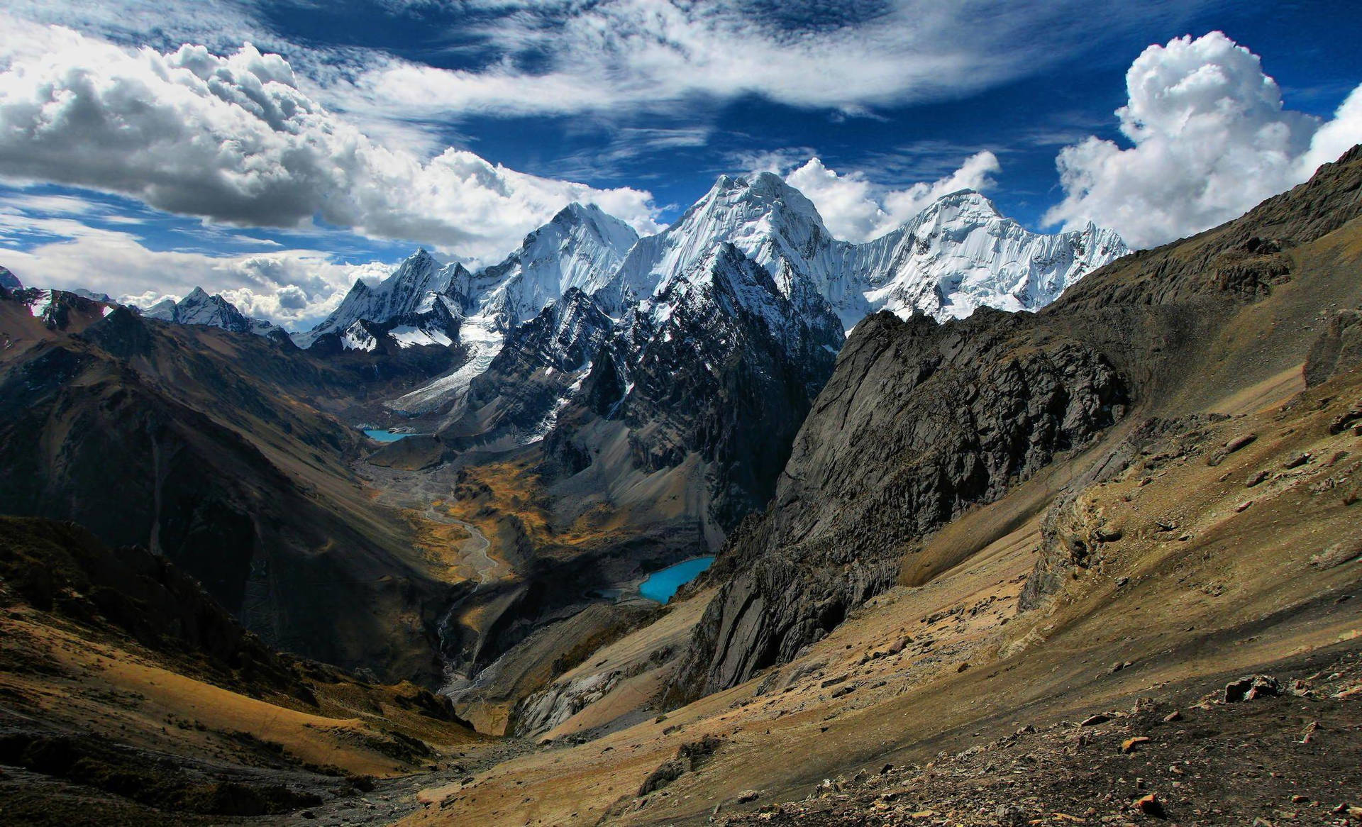 Majestic View Of Peru Sierra Mountain Background