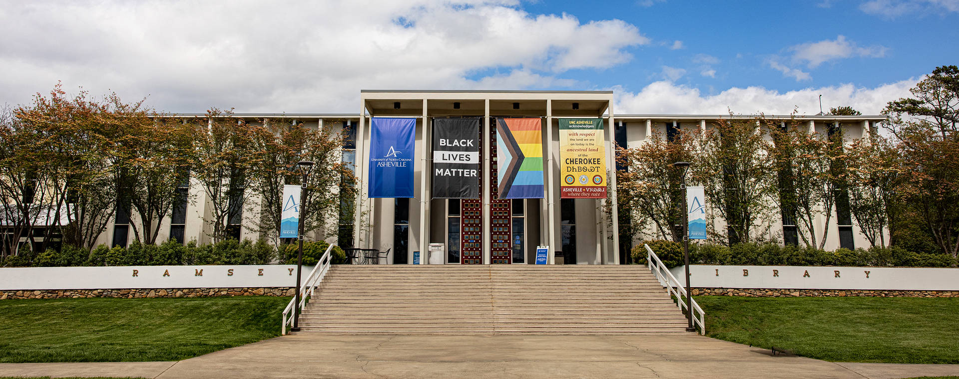 Majestic View Of Ramsey Library At University Of North Carolina. Background