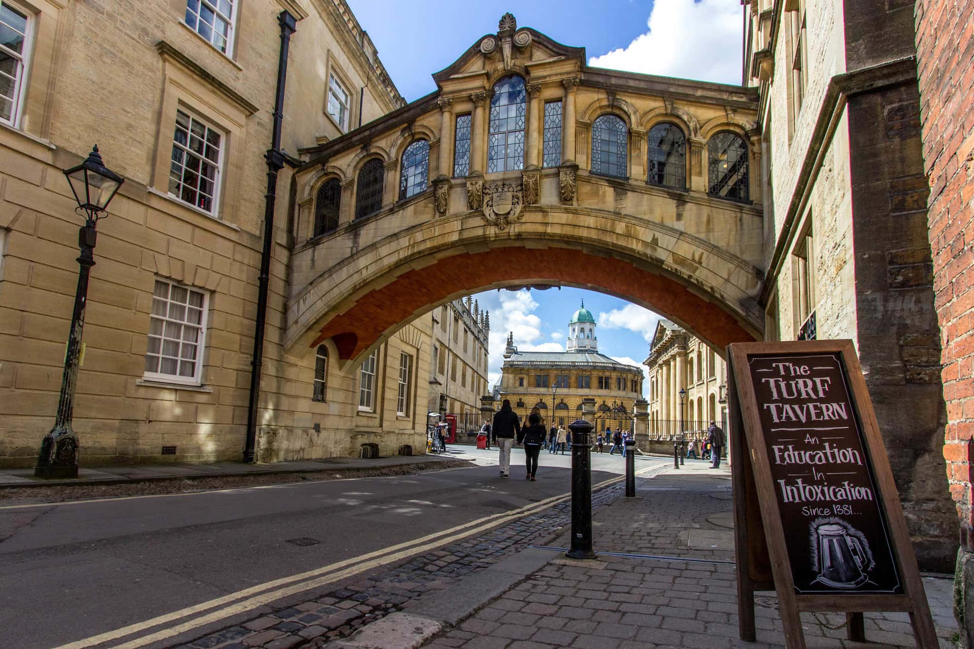 Majestic View Of The Bridge Of Sighs Above The Turf Tavern Alley