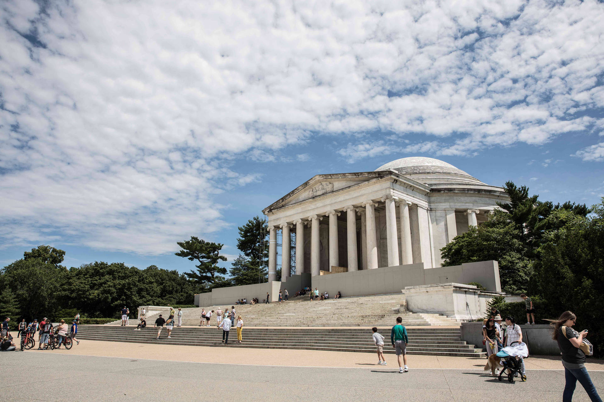 Majestic View Of The Jefferson Memorial Under Cloudy Skies.