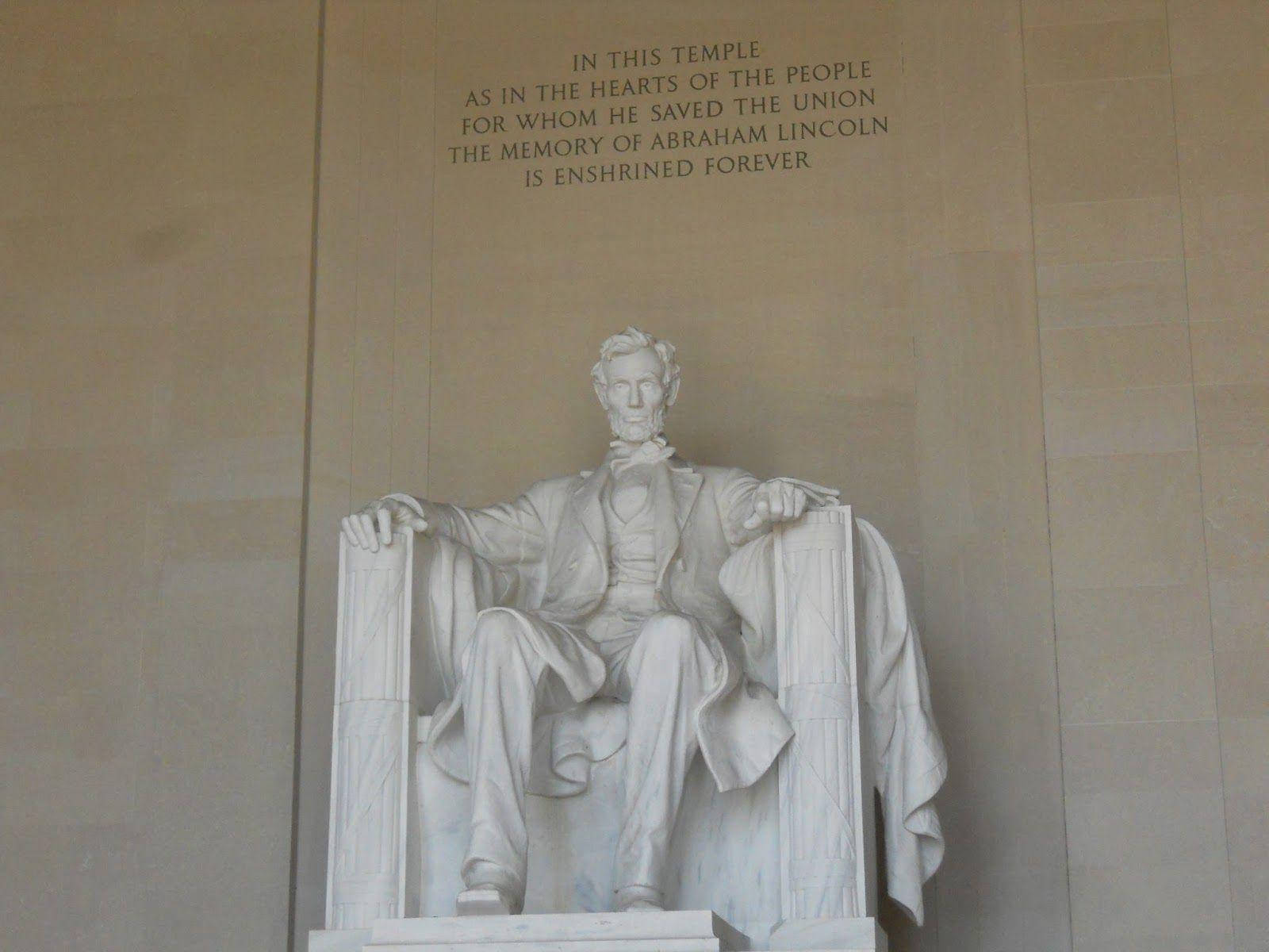 Majestic View Of The Lincoln Monument Background